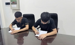 Phát hiện 2 thanh niên đánh bạc trên điện thoại