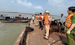 Vụ chìm tàu hút cát ở sông Hồng: Đã tìm thấy thi thể 1 nạn nhân