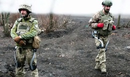 Ukraine thử 'khung xương ngoài' giúp binh sĩ vác tới 1,2 tấn đạn mỗi ngày