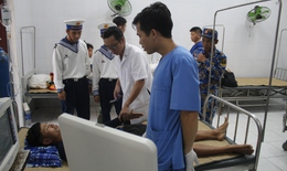 Quân y đảo Song Tử Tây cứu chữa ngư dân bị chấn thương ngực