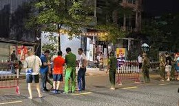 Hỗn chiến kinh hoàng trong quán nhậu, gã đàn ông rút dao đâm đối thủ tử vong rồi bỏ trốn