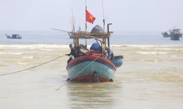 Cửa sông Dinh bồi lấp, tàu cá tiến thoái lưỡng nan