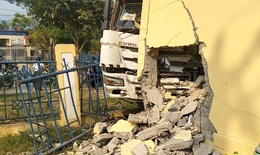 Xe đầu kéo lao vào trường mầm non ở A Lưới