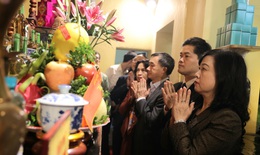 Bộ trưởng Đào Hồng Lan cùng đoàn Bộ Y tế dâng hương tưởng nhớ các Đại danh y tại Y miếu Thăng Long