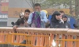 Giây phút nhanh trí của đại úy Công an cứu người trên cầu Sặt 