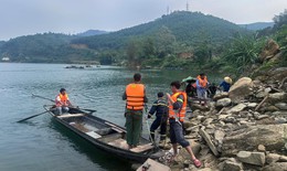 Lật thuyền khi thả lưới đánh cá trên hồ thủy điện, hai vợ chồng mất tích trong đêm