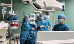 Cứu thành công sản phụ mang song thai trong và ngoài tử cung