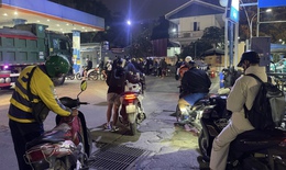 Người dân xếp hàng dài chờ đổ xăng lúc nửa đêm ở Hà Nội