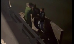 Từ chiếc xe máy vô chủ trên cầu, công an kịp thời ngăn chặn ý định tự tử của nam thanh niên