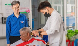 Hơn 200 bệnh nhân được cắt tóc, gội đầu miễn phí ngay tại bệnh viện