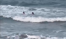 Clip: Lao xuống biển động cứu du khách bị chuột rút ở Cửa Lò