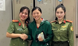 Du khách Mỹ bỏ quên ví chứa nhiều tiền ở sân bay Đồng Hới