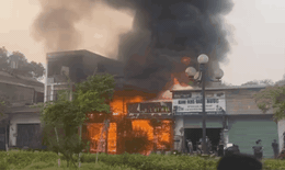Quán lẩu trên đường Nguyễn Tất Thành bốc cháy ngùn ngụt