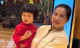 Người phụ nữ chở bé gái đến cổng đền Xã Tắc rồi bỏ lại