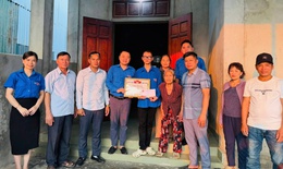 Khen thưởng nam sinh lớp 10 cứu 2 người giữa dòng xoáy ở biển Cửa Lò