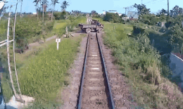 Clip 1 người bị hất văng khỏi xe công nông sau va chạm với tàu hỏa