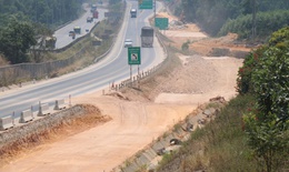 Hàng trăm công nhân miệt mài thi công mở rộng cao tốc Cam Lộ - La Sơn giữa nắng nóng như đổ lửa