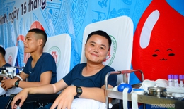 Chiến sĩ mới Sư đoàn 365 hào hứng hiến máu tình nguyện