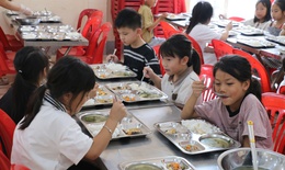 Giá gas tăng, trường học Nghệ An chật vật xoay xở bữa ăn bán trú