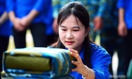 Bất ngờ nữ sinh lớp 12 trổ tài gấp chăn vuông như gạch