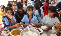 Hình ảnh bữa ăn bán trú của học sinh nông thôn vùng cao xã Phước Hà