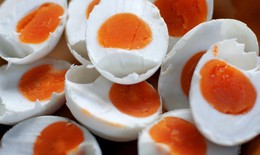 4 tác dụng bất ngờ của trứng muối với sức khỏe, ăn thế nào là đúng cách?