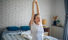 8 động tác buổi sáng giúp giảm cứng khớp