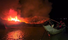 Video tàu cá bốc cháy dữ dội khi đang neo đậu ở Huế