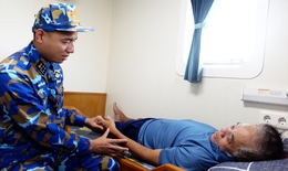 Bệnh xá đảo Song Tử Tây cứu chữa ngư dân đột ngột yếu người khi đang ăn cơm