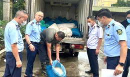 Hơn 1 tấn lòng lợn bốc mùi ôi thiu trong ô tô tải