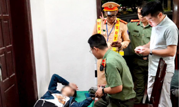 Công an Phú Thọ hỗ trợ sơ cứu nam thanh niên tụt huyết áp tại Lễ hội Đền Hùng