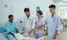 Người đàn ông bị lưỡi máy cắt cỏ văng trúng đứt lìa bàn chân