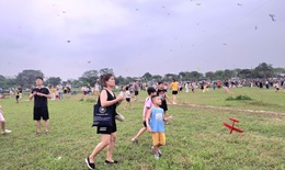 Thả diều - thú vui 'gây nghiện' mới của nhiều người Hà Nội: Mưa cũng chơi, tối vẫn đông kín bãi