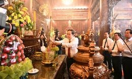 Chủ tịch Quốc hội dâng hương, tặng quà người có công tại An Giang