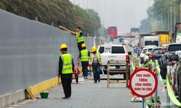 Công nhân gấp rút dựng rào chắn làm Metro số 5 trên Đại lộ Thăng Long