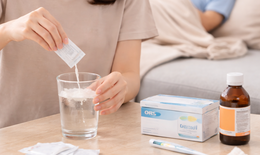 Trẻ bị tay chân miệng có cần uống oresol?