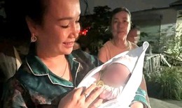 Xót xa bé trai sơ sinh bị bỏ rơi trước cửa nhà dân lúc rạng sáng và 'lời nhắn' nhờ nuôi giúp