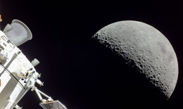 Vì sao tàu vũ trụ đi với vận tốc siêu nhanh mà không va chạm với thiên thể nào?