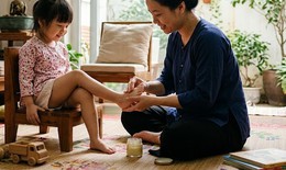 Dùng dung dịch sát khuẩn thế nào khi trẻ bị tay chân miệng?