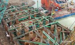 Dưới hố móng trụ tháp cầu Tứ Liên, người thợ lặn giữ nhịp thi công