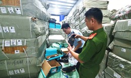 Kiểm tra cửa hàng kinh doanh, phát hiện hơn 10.000 đôi giày giả da không rõ nguồn gốc