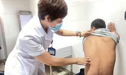 Mới nắng đầu mùa, nhiều người đã mắc bệnh da liễu, bác sĩ chỉ cách phòng tránh