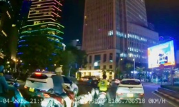 Xác minh người mặc áo xe công nghệ cầm hung khí tấn công thanh niên giữa đường ở TPHCM