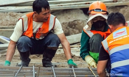 Giữa thời tiết oi nóng, công nhân hối hả thi công Vành đai 2,5