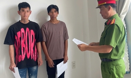 Người phụ nữ bị nhóm thiếu niên ném bom xăng vào nhà
