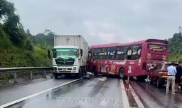 Va chạm liên hoàn gây ùn tắc cục bộ trên cao tốc Nội Bài - Lào Cai