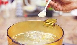 Dùng muối hạt thay muối iod: Thói quen tưởng lành mạnh nhưng chưa chắc phù hợp