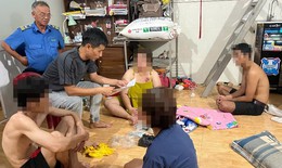 Đột kích phòng trọ, bắt quả tang người phụ nữ U60 cùng 3 người đang đánh bạc
