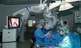 Đẩy mạnh đào tạo vi phẫu chuyên sâu cho bác sĩ trẻ, chuyển giao công nghệ y khoa hiện đại