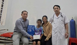 Bé trai nghi bị bạo hành ở Nghệ An được đưa đến cơ sở y tế thăm khám